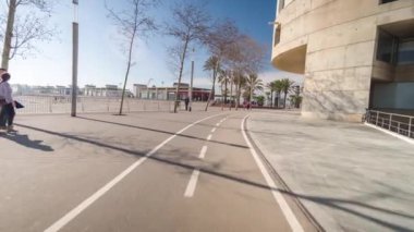 Barcelona, İspanya - 5 Mart 2018: Barselona La Barceloneta beach mahalle çevresinde bir kaykay üzerinde seyahat çekim pov 