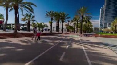 Barcelona, İspanya - 5 Mart 2018: Barselona La Barceloneta beach mahalle çevresinde bir kaykay üzerinde seyahat çekim pov 