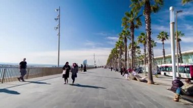 Barcelona, İspanya - 5 Mart 2018: Barselona La Barceloneta beach mahalle çevresinde bir kaykay üzerinde seyahat çekim pov 