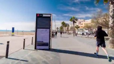 Barcelona, İspanya - 5 Mart 2018: Barselona La Barceloneta beach mahalle çevresinde bir kaykay üzerinde seyahat çekim pov 