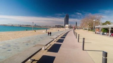 Barcelona, İspanya - 5 Mart 2018: Barselona La Barceloneta beach mahalle çevresinde bir kaykay üzerinde seyahat çekim pov 