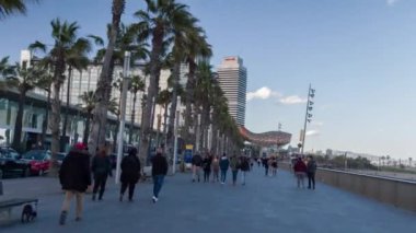 Barcelona, İspanya - 5 Mart 2018: Barselona La Barceloneta beach mahalle çevresinde bir kaykay üzerinde seyahat çekim pov 
