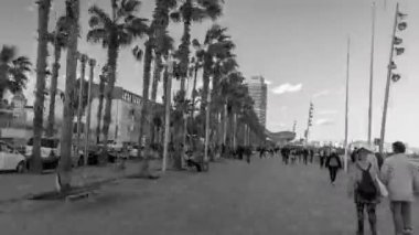 Barcelona, İspanya - 5 Mart 2018: Barselona La Barceloneta beach mahalle çevresinde bir kaykay üzerinde seyahat çekim pov 