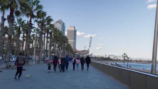 バルセロナ スペイン 2018 ハメ撮り撮影スケート ボードでバルセロナのラ バルセロネータ ビーチ周辺旅行 — ストック動画
