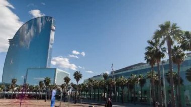 Barcelona, İspanya - 5 Mart 2018: Barselona La Barceloneta beach mahalle çevresinde bir kaykay üzerinde seyahat çekim pov 