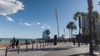 Barcelona, İspanya - 5 Mart 2018: Barselona La Barceloneta beach mahalle çevresinde bir kaykay üzerinde seyahat çekim pov 