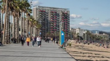 Barcelona, İspanya - 5 Mart 2018: Barselona La Barceloneta beach mahalle çevresinde bir kaykay üzerinde seyahat çekim pov 