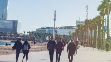 Barcelona, İspanya - 5 Mart 2018: Barselona La Barceloneta beach mahalle çevresinde bir kaykay üzerinde seyahat çekim pov 