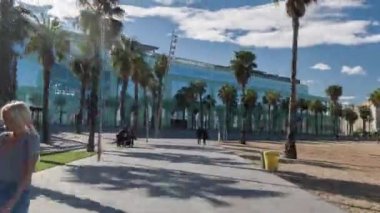 Barcelona, İspanya - 5 Mart 2018: Barselona La Barceloneta beach mahalle çevresinde bir kaykay üzerinde seyahat çekim pov 