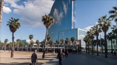 Barcelona, İspanya - 5 Mart 2018: Barselona La Barceloneta beach mahalle çevresinde bir kaykay üzerinde seyahat çekim pov 