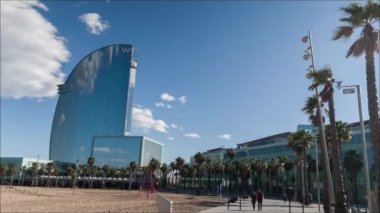 Barcelona, İspanya - 5 Mart 2018: Barselona La Barceloneta beach mahalle çevresinde bir kaykay üzerinde seyahat çekim pov 