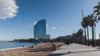 Barcelona, İspanya - 5 Mart 2018: Barselona La Barceloneta beach mahalle çevresinde bir kaykay üzerinde seyahat çekim pov 