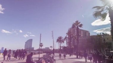 Barcelona, İspanya - 5 Mart 2018: Barselona La Barceloneta beach mahalle çevresinde bir kaykay üzerinde seyahat çekim pov 
