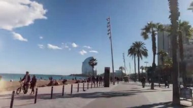Barcelona, İspanya - 5 Mart 2018: Barselona La Barceloneta beach mahalle çevresinde bir kaykay üzerinde seyahat çekim pov 