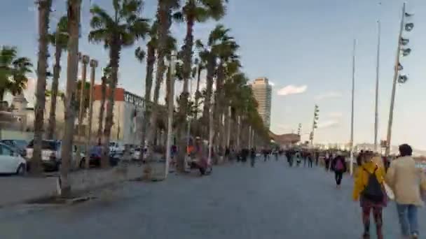 西班牙巴塞罗那 2018年3月5日 在巴塞罗那巴塞洛内塔海滩附近的一个滑板上拍摄的视角镜头 — 图库视频影像