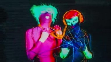 raver adamı kızdırma ve kablolar, Uv ultraviyole ışık altında floresan giyim filme ile birlikte bağlı kadın açtı. 