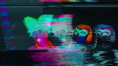 raver adamı kızdırma ve kablolar, Uv ultraviyole ışık altında floresan giyim filme ile birlikte bağlı kadın açtı. 