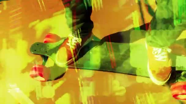 Чоловічі Ноги Електричному Скейтборді Рухається Вздовж Землі — стокове відео