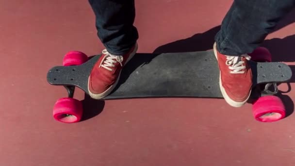 Manlig Fötter Elektrisk Skateboard När Den Flyttas Längs Marken Nära — Stockvideo