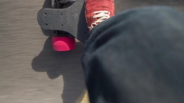 Pés Masculinos Skate Elétrico Movendo Longo Solo — Vídeo de Stock