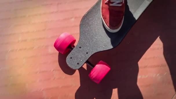 Een Mannelijke Voeten Een Elektrische Skateboard Rijdt Met Weg — Stockvideo