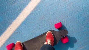 bir erkek ayakları üzerinde Road'da hareketli bir elektrik kaykay