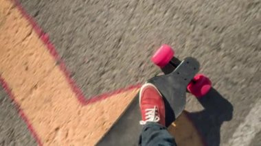 Erkek ayakları üzerinde zemin boyunca hareketli elektrik kaykay