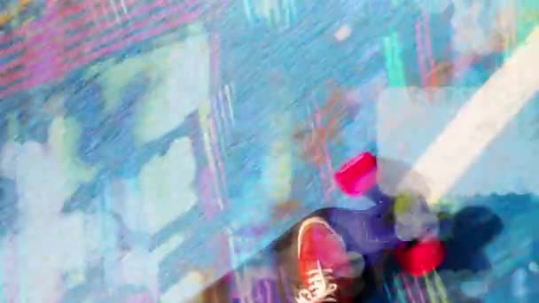 男子脚在红色运动鞋上电动滑板沿地面移动 — 图库视频影像