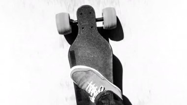 Erkek ayakları üzerinde zemin boyunca hareketli elektrik kaykay