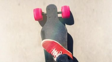 Erkek ayakları üzerinde zemin boyunca hareketli elektrik kaykay