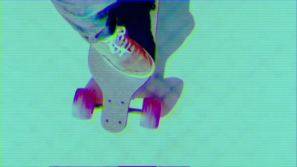 男性の足地面に沿って移動電気スケート ボード — ストック動画