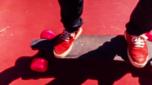 Piedi Maschili Scarpe Ginnastica Rosse Skateboard Elettrico Movimento Lungo Terra — Video Stock