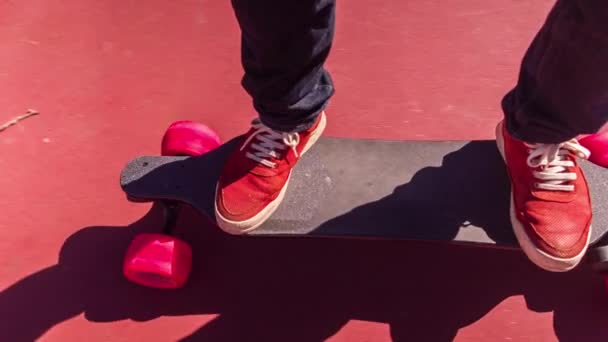 Pés Masculinos Tênis Vermelho Skate Elétrico Movimento Longo Solo — Vídeo de Stock