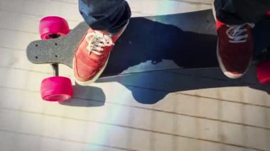 Zemin boyunca hareketli elektrik kaykay üzerinde kırmızı spor ayakkabı erkek ayak 