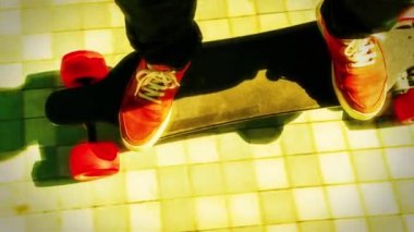 Erkek ayakları üzerinde zemin boyunca hareketli elektrik kaykay