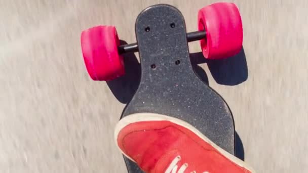 Αρσενικό Πόδια Ηλεκτρικό Skateboard Που Κινείται Κατά Μήκος Του Εδάφους — Αρχείο Βίντεο