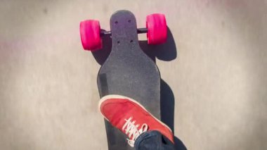 Zemin boyunca hareketli elektrik kaykay üzerinde kırmızı spor ayakkabı erkek ayak 