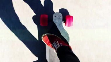 Erkek ayakları üzerinde zemin boyunca hareketli elektrik kaykay