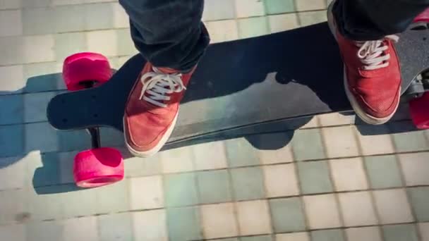 Männliche Füße Auf Elektro Skateboard Bewegen Sich Boden Entlang — Stockvideo