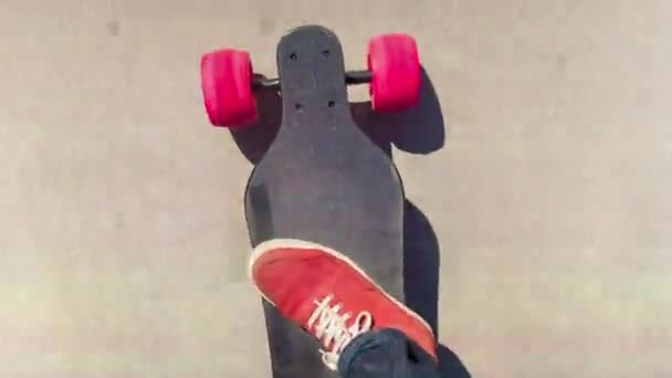 Pieds Masculins Baskets Rouges Sur Skateboard Électrique Déplaçant Long Sol — Video