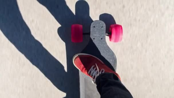 Pés Masculinos Skate Elétrico Movendo Longo Solo — Vídeo de Stock