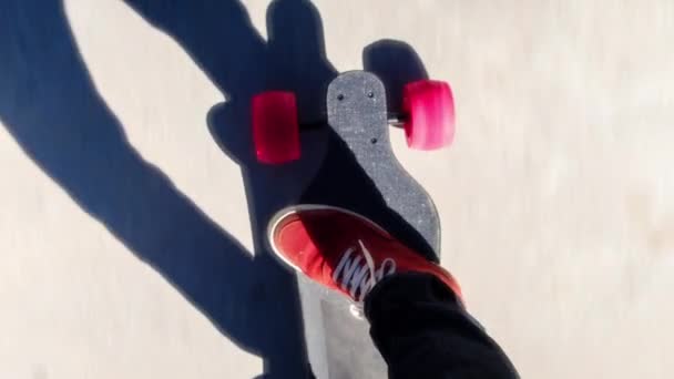 Pieds Masculins Sur Skateboard Électrique Déplaçant Long Sol — Video