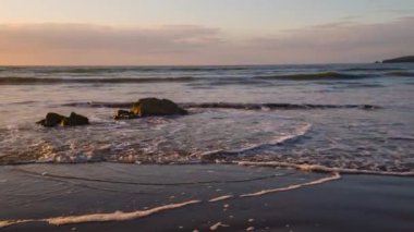 Günbatımı güzel bir plaj ve sahil Wales, İngiltere