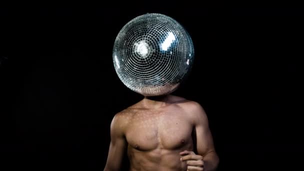 Muskulöser Mann Tanzt Mit Spiegelball Auf Kopf Auf Schwarzem Hintergrund — Stockvideo