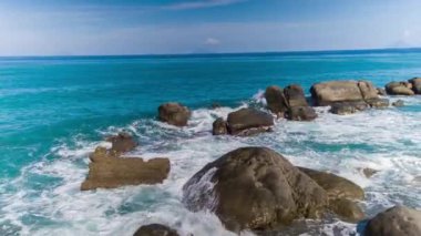 kayalık plaj ve Akdeniz'in Sicilya, İtalya güzel renkler ile