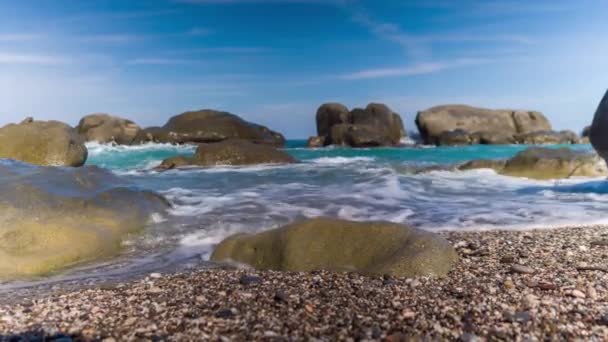 Скалистый Пляж Средиземное Море Красивыми Цветами Сицилии Италия — стоковое видео
