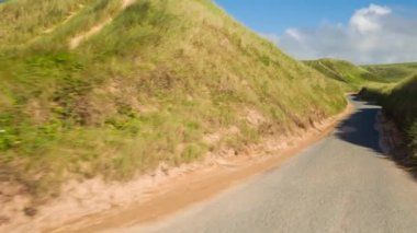İskoç dağlık güzel boş yollar aracılığıyla sürüş bir aracın ön bağlı bir kamera çekim Pov