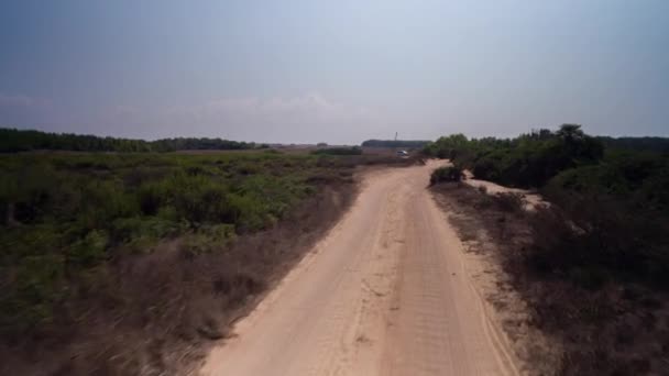 Disparado Desde Una Cámara Conectada Lado Una Caravana Todoterreno Conduciendo — Vídeo de stock