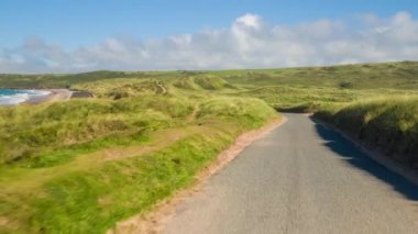 İskoç dağlık güzel boş yollar aracılığıyla sürüş bir aracın ön bağlı bir kamera çekim Pov