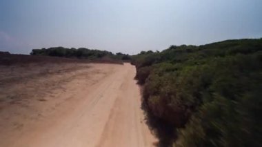 Off road araç sürüş yollar ve yollar Sardinya ön bağlı kameradan POV shot